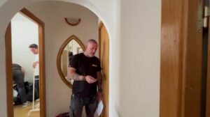 Daniel Esteve, de Desokupa, en su visita a una vivienda okupada en Sant Antoni. Archivo