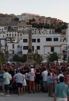 Concentración contra megayates en el puerto de Ibiza.