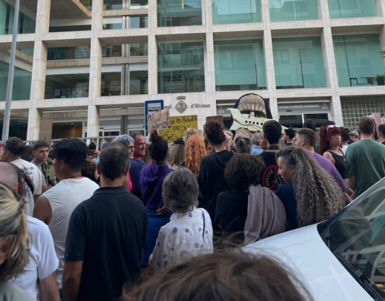 Protesta frente al Consell de Ibiza