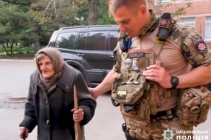 abuela ucraniana que huy&oacute; a pie