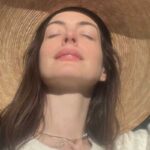 Anne Hathaway revela que lleva cinco años sobria y también que solía ser una ‘people pleaser’