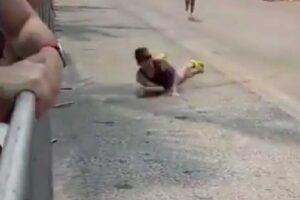 atleta ayuda a otra a llegar a la meta