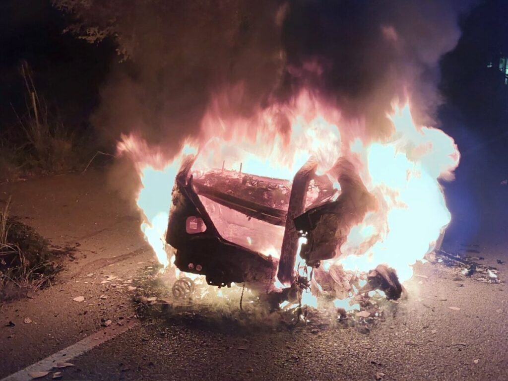 auto incendiado.