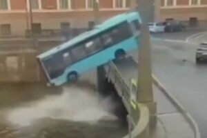 ca&iacute;da de un bus al r&iacute;o