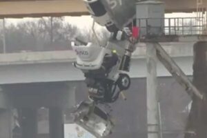 cami&oacute;n queda colgando de un puente