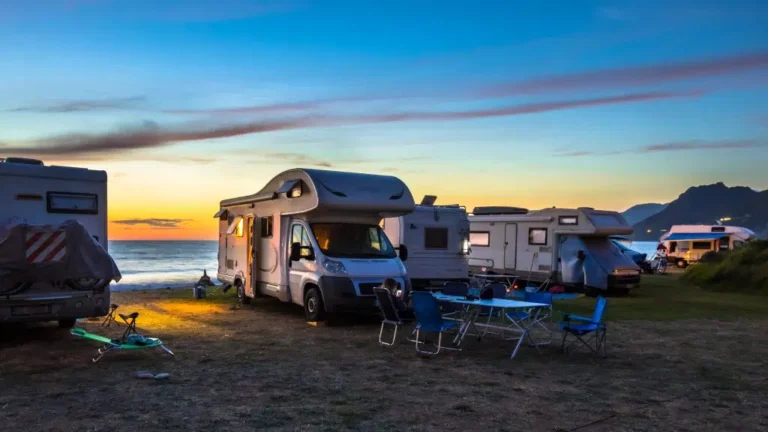 Autocaravanas en una playa.