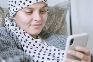 amigos de Espa&ntilde;a se rapan por su compa&ntilde;ero con c&aacute;ncer
