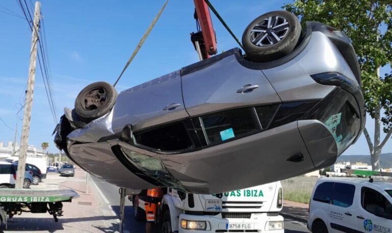 Coche volcado Sant Antoni.