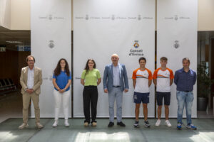 Vicent Mar&iacute; junto a los deportistas.