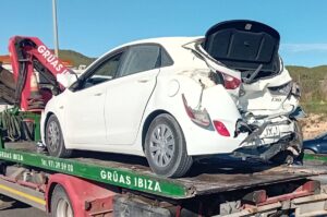 Hyundai retirado de la colisi&oacute;n de la carretera de Sant Antoni.