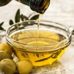 El aceite de oliva vuelve a moverse en los supermercados y ya hay precios por debajo de los 5 euros
