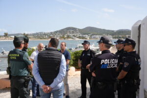 Polic&iacute;a Local de Ibiza junto a la Guardia Civil.