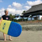 La surfista de 79 años que sigue disfrutando de su pasión por el mar