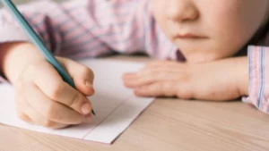 Ni&ntilde;o escribiendo.
