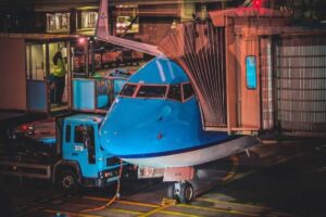persona muere al caer en motor de avi&oacute;n