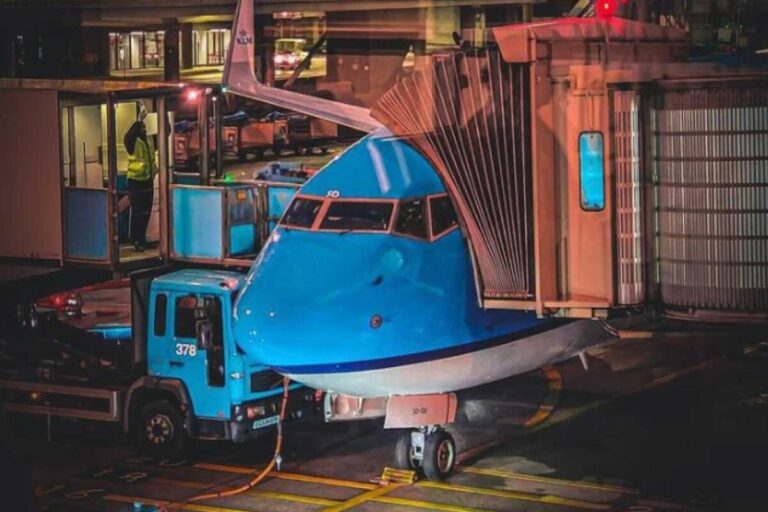 persona muere al caer en motor de avi&oacute;n