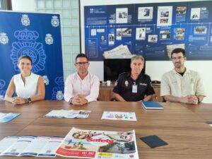 La consellera de Turismo de Vila, Laura Planells, el alcalde de la capital, Rafael Triguero, el Comisario del Cuerpo Nacional de Polic&iacute;a, Manuel Hern&aacute;ndez y el trabajador del SATE, Eric Mairena.