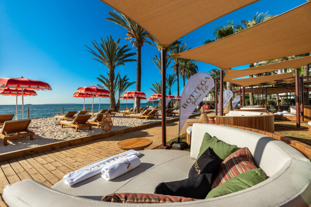 Vista del Seahorse Beach Club en el Hotel Algarb de Ibiza de Vibra Hotels.