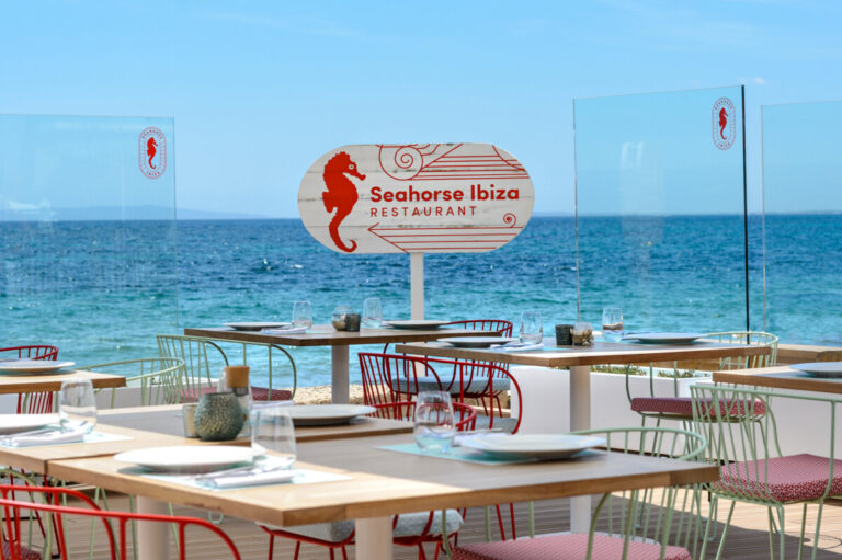 Seahorse Beach Club en el Hotel Algarb de Ibiza de Vibra Hotels.