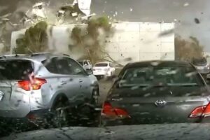 tornado arrasa con un edificio en Nebraska