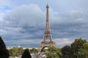 un rayo cae sobre la torre eiffel 2