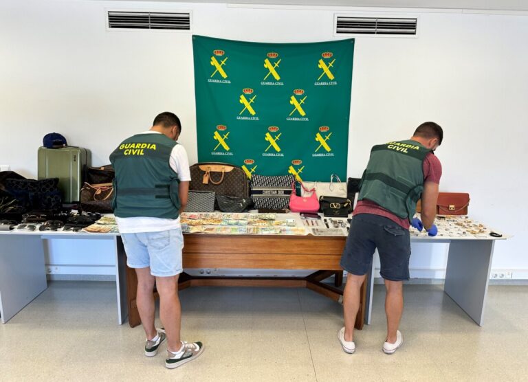 Guardia Civil con los elementos recuperados.