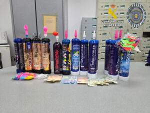 Material incautado: botellas de óxido nitroso (N2O), dispensadores y globos