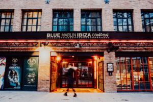 Acceso independiente al Blue Marlin de Londres, ubicado en el hotel Mondrian Shoreditch.