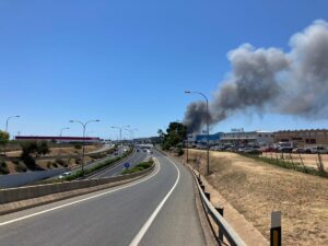 Colas kilom&eacute;tricas de camino al Aeropuerto de Ibiza por el incendio en Citubo.