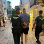 A la Guardia Civil se le escapa un detenido con las esposas puestas en Ibiza