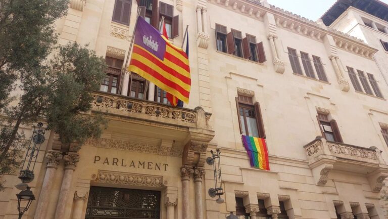 Bandera LGTBIQ en el Parlament balear