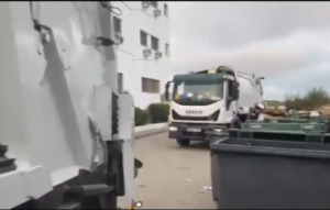 Camiones recolectando basura en un hotel este s&aacute;bado.