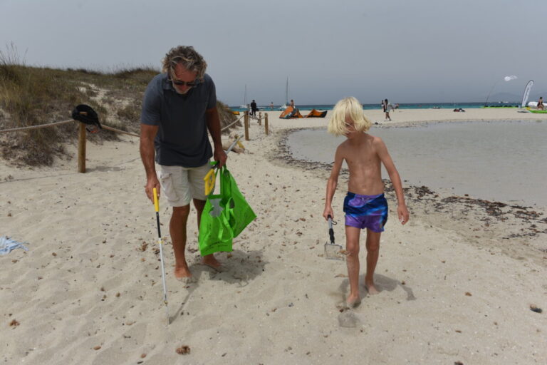 Limpieza de playa en Formentera.