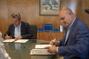 El conseller de Educaci&oacute;n y Universidades, Antoni Vera, y el presidente del Consell de Ibiza, Vicent Mar&iacute;, firman el convenio de colaboraci&oacute;n.