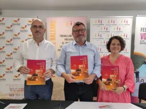 El director de Comunicaci&oacute;n y Proyectos de Projecte Home en Baleares, Antoni Parets, el presidente ejecutivo, Jes&uacute;s Mullor, y la directora de Projecte Jove, Cati Limongi.