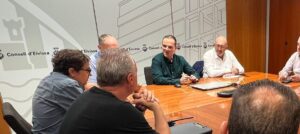 El propietario de la empresa en una reuni&oacute;n con el Consell.