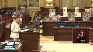 Diputados socialistas se retiran del Parlament y dejan im&aacute;genes de otras v&iacute;ctimas en su lugar.