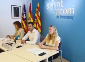 , Marcos Serra, acompa&ntilde;ado por las tenientes de alcalde Neus Mateu y Maria Ribas.