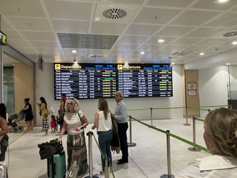 Aeropuerto de Ibiza con actividad normal en la tarde de este jueves.