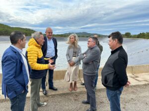 Imagen de archivo de una visita de responsables del Govern y del Consell a la balsa de regad&iacute;o de Santa Eul&agrave;ria