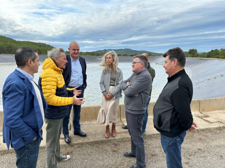 Imagen de archivo de una visita de responsables del Govern y del Consell a la balsa de regadío de Santa Eulària