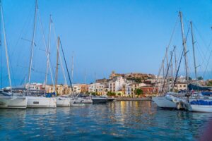 La Marina de Ibiza sigue sufriendo vertidos.