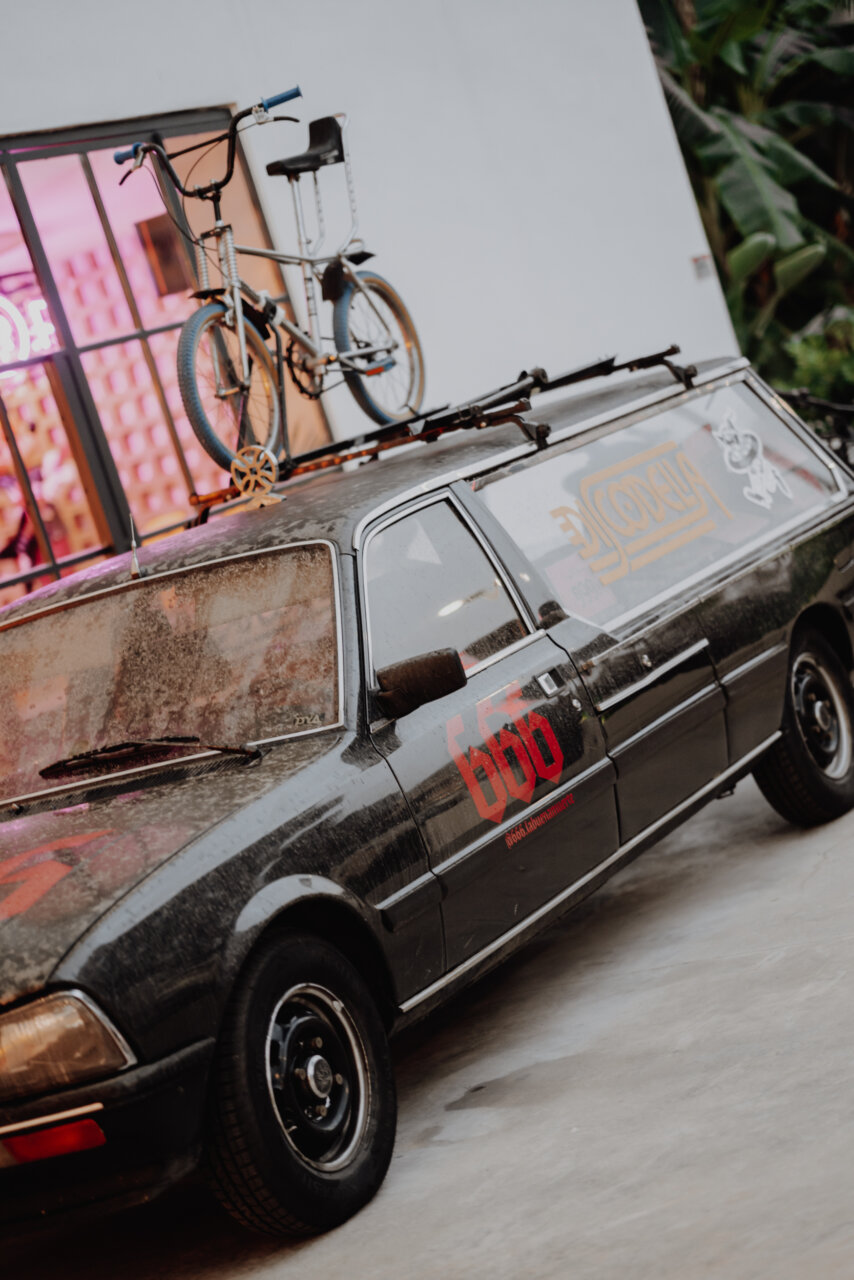 El coche fúnebre con el que se desplaza Discodelia. El coche fúnebre con el que se desplaza Discodelia.