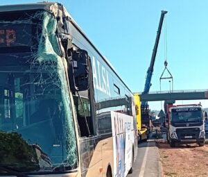 Accidente entre un autob&uacute;s de la l&iacute;nea 8 y una gr&uacute;a.