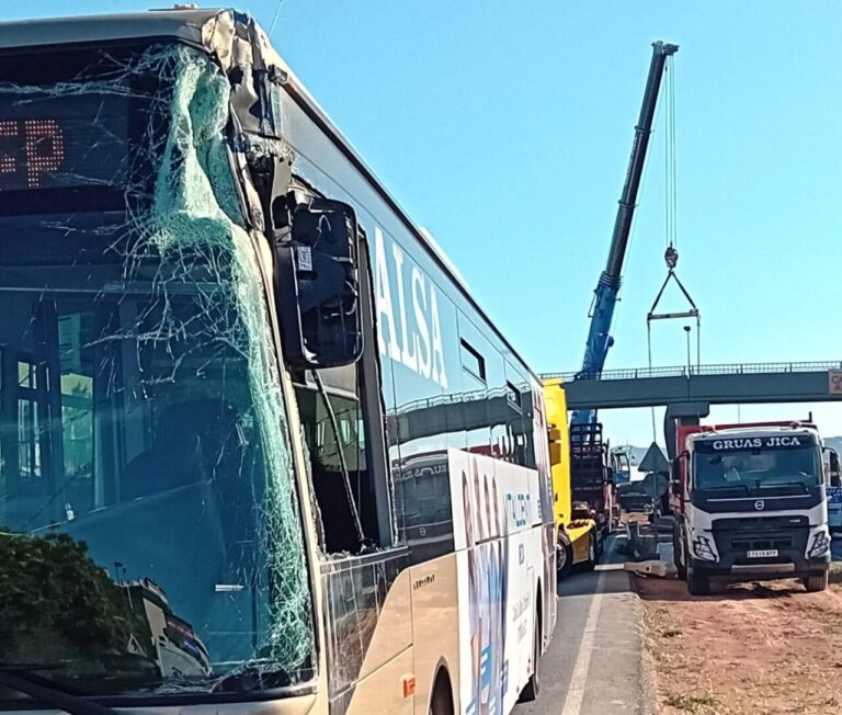 Accidente entre un autobús de la línea 8 y una grúa.