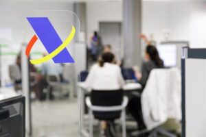 Personas siendo atendidas en la agencia