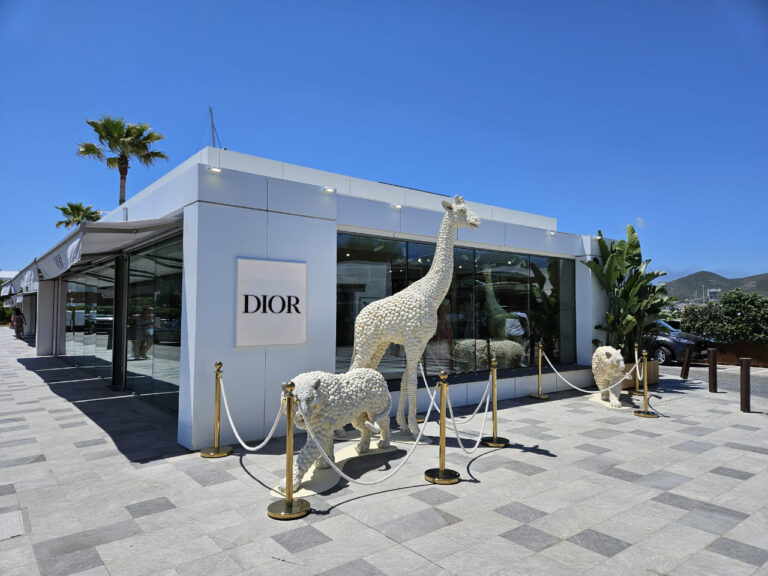 Una de las tiendas de lujo en Marina Ibiza.