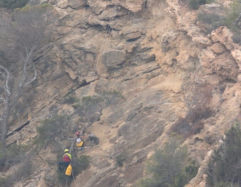 Proceso de rescate de los Bomberos de Ibiza.