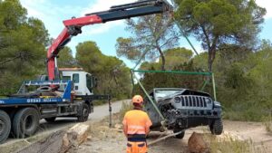 Veh&iacute;culo siniestrado en la carretera de Porroig a Es Xarcur.