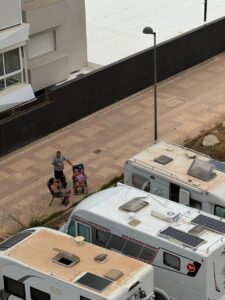 Campamento de autocaravanas en la avenida Ocho de Agosto de Ibiza.